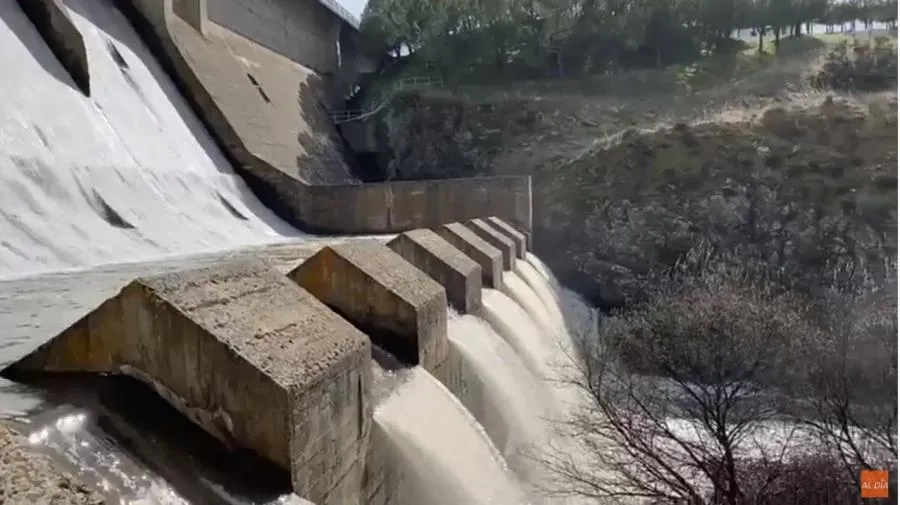 Suelta de agua en el embalse El Milagro