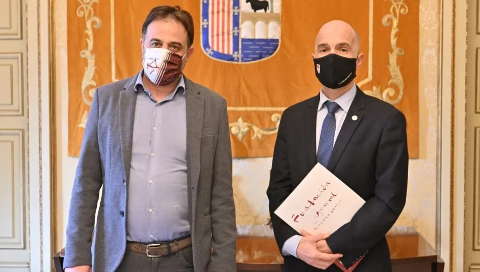 El concejal de Turismo y relaciones con las Universidades del Ayuntamiento de Salamanca, Fernando Castaño, y el director gerente de la Fundación General Universidad de Salamanca, Óscar González Benito