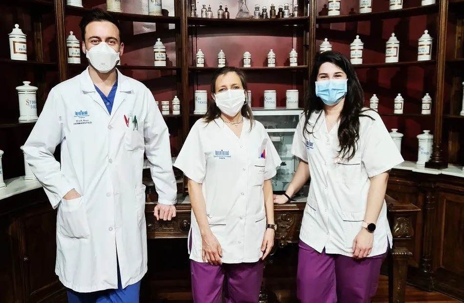 De izquierda a derecha: José Ramón Buzo, Marta González y Laura García de la FHGST