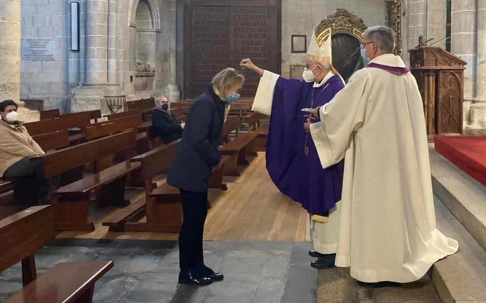 El Administrador Apostólico esparce la ceniza sobre la cabeza de los fieles  