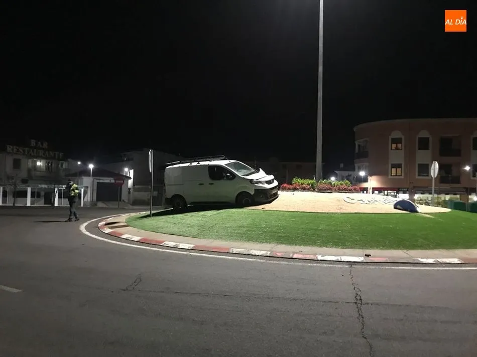 Foto 3 - Accidente sin heridos en la rotonda de Castellanos de Moriscos&nbsp;