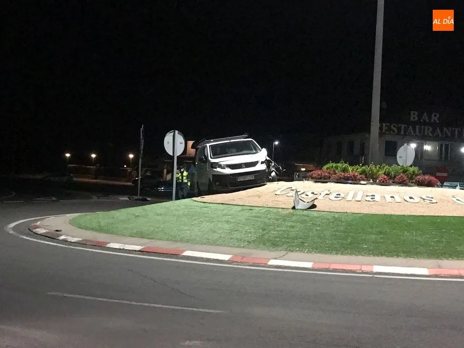 Foto 2 - Accidente sin heridos en la rotonda de Castellanos de Moriscos&nbsp;