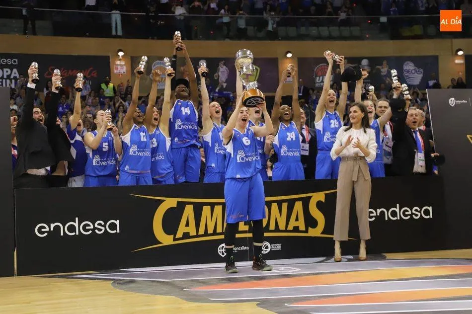 Silvia levanta el título de Copa en Salamanca con la presencia de la reina Letizia
