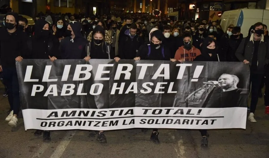 La manifestación de Lleida llega al perímetro de la cárcel en la que está Hasél. Foto de ADRIÀ ROPERO - EP