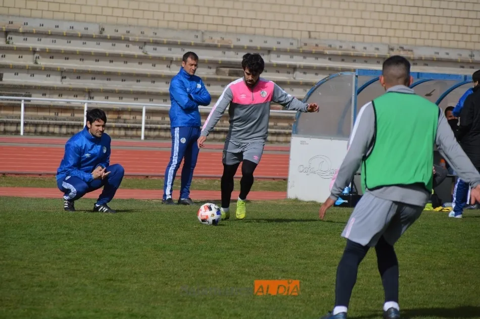 Escobar, de cuclillas, observa a Javi Navas antes de poner un centro / Carlos Cuervo