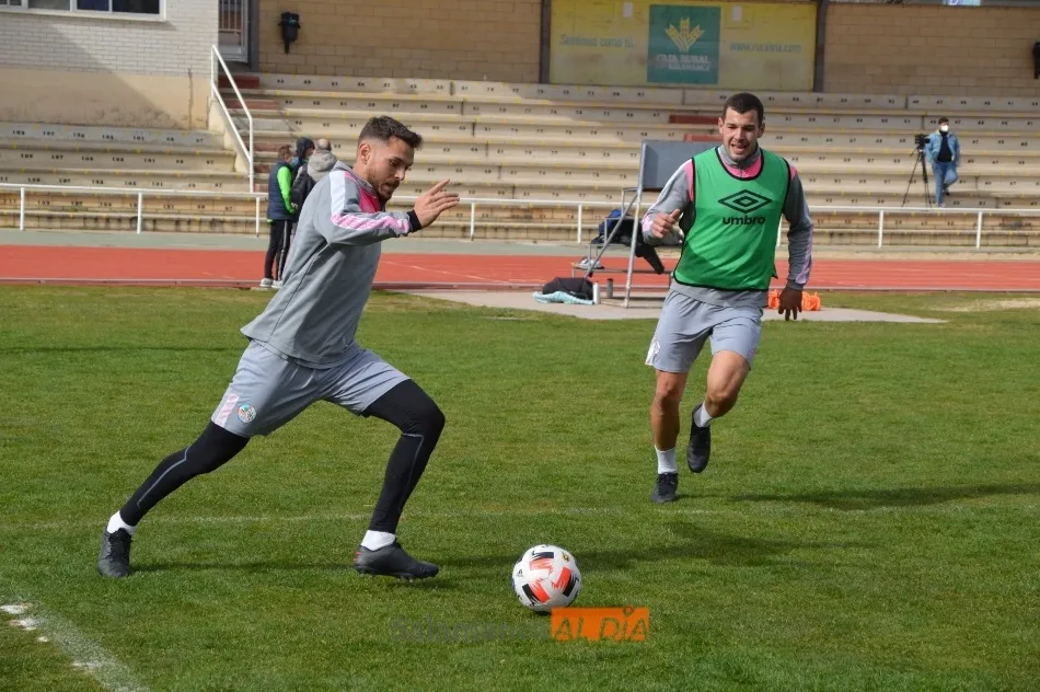 Foto 11 - Jueves de entrenamiento en Las Pistas para un Salamanca UDS que quiere hacerse fuerte ante el...