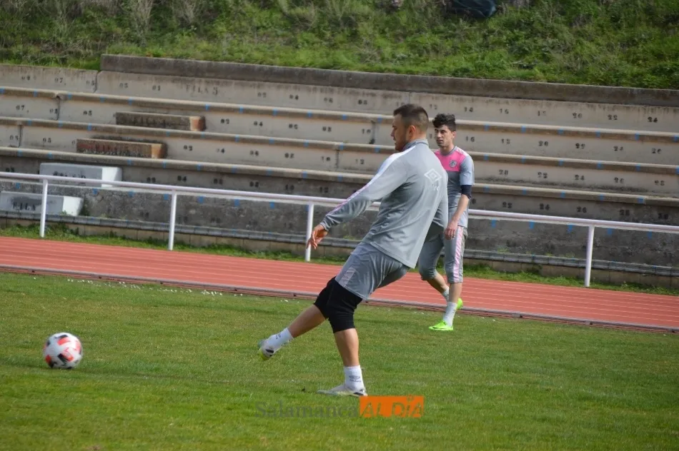Foto 10 - Jueves de entrenamiento en Las Pistas para un Salamanca UDS que quiere hacerse fuerte ante el...