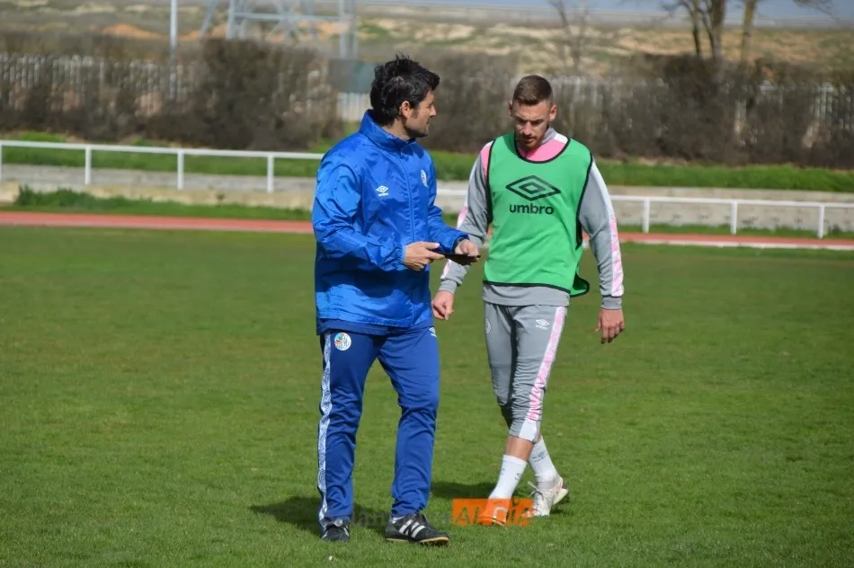 Foto 8 - Jueves de entrenamiento en Las Pistas para un Salamanca UDS que quiere hacerse fuerte ante el...