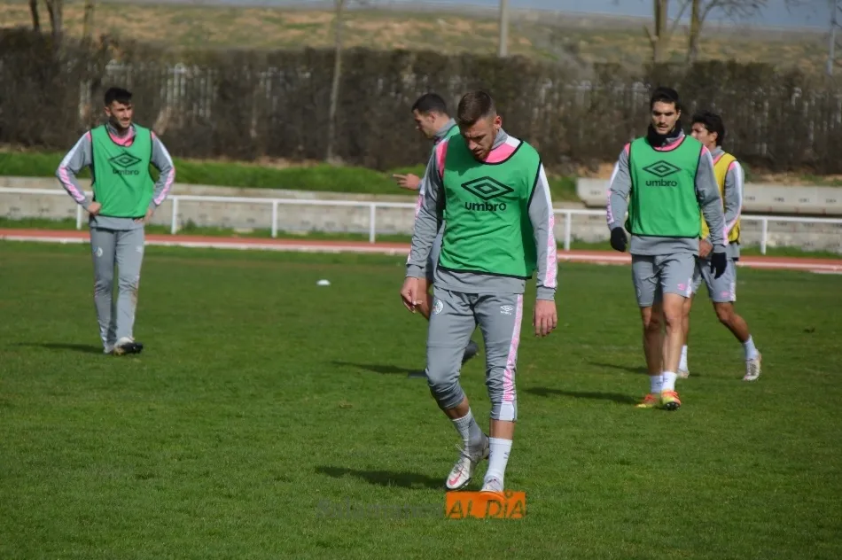 Foto 7 - Jueves de entrenamiento en Las Pistas para un Salamanca UDS que quiere hacerse fuerte ante el...