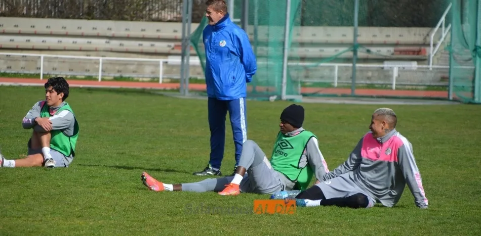 Foto 4 - Jueves de entrenamiento en Las Pistas para un Salamanca UDS que quiere hacerse fuerte ante el...