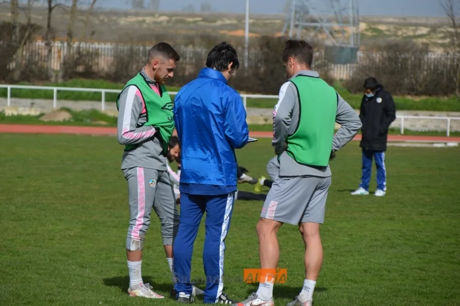 Foto 3 - Jueves de entrenamiento en Las Pistas para un Salamanca UDS que quiere hacerse fuerte ante el...