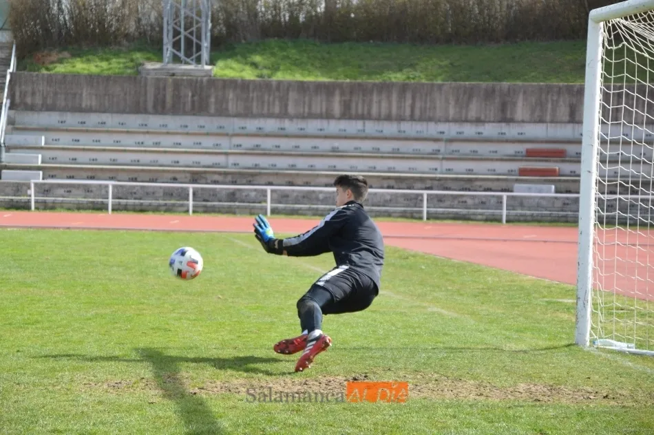 Foto 2 - Jueves de entrenamiento en Las Pistas para un Salamanca UDS que quiere hacerse fuerte ante el...