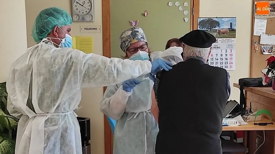 Permanece en el aire la vacunación de cuidadores de personas dependientes y convivientes también cuidadores