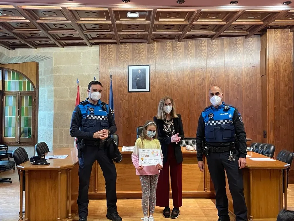 Foto 8 - Premiados nueve ni&ntilde;os y ni&ntilde;as en el Concurso de Dibujo &lsquo;Polic&iacute;a Local y la Navidad&rsquo;