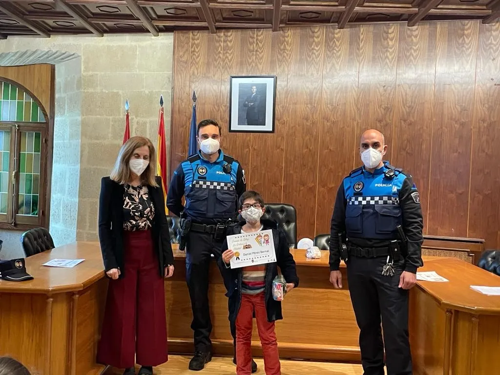 Foto 7 - Premiados nueve ni&ntilde;os y ni&ntilde;as en el Concurso de Dibujo &lsquo;Polic&iacute;a Local y la Navidad&rsquo;