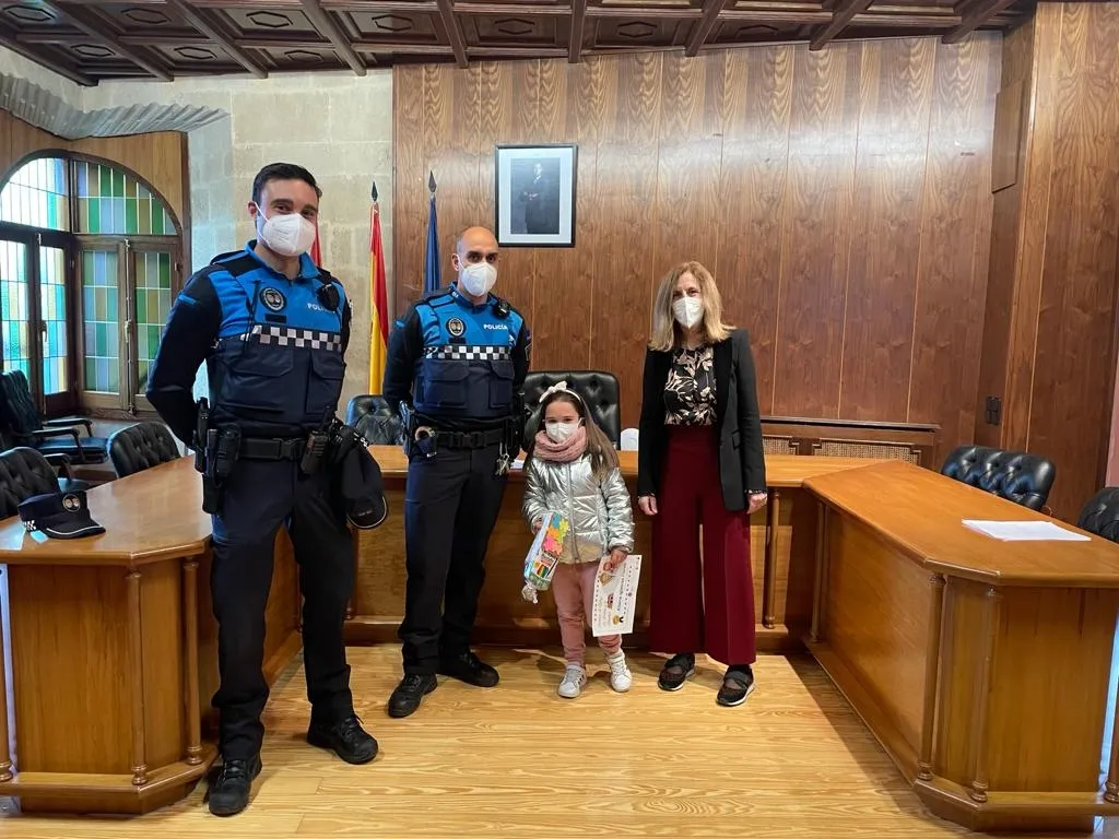 Foto 6 - Premiados nueve ni&ntilde;os y ni&ntilde;as en el Concurso de Dibujo &lsquo;Polic&iacute;a Local y la Navidad&rsquo;