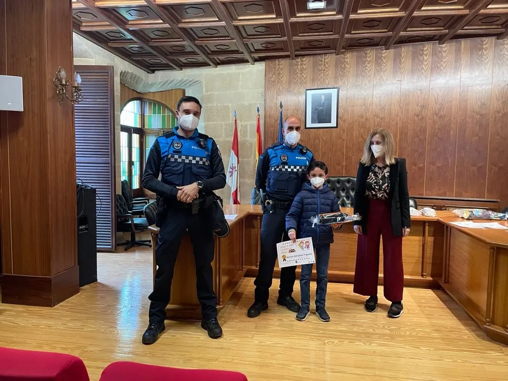 Foto 5 - Premiados nueve ni&ntilde;os y ni&ntilde;as en el Concurso de Dibujo &lsquo;Polic&iacute;a Local y la Navidad&rsquo;