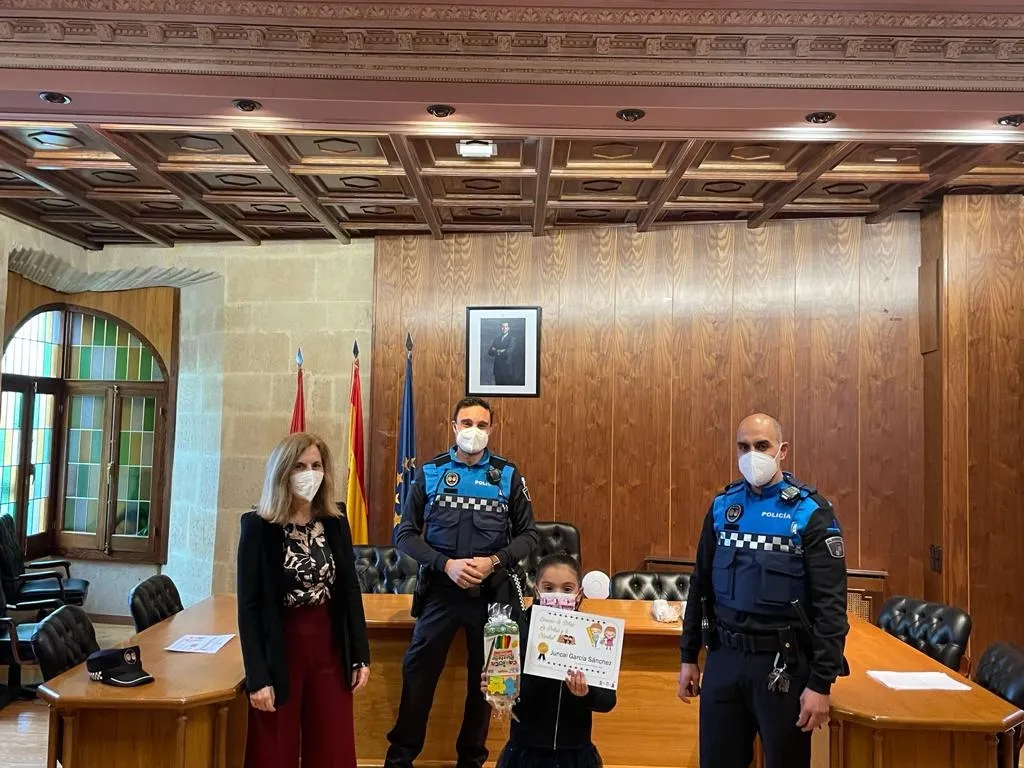 Foto 4 - Premiados nueve ni&ntilde;os y ni&ntilde;as en el Concurso de Dibujo &lsquo;Polic&iacute;a Local y la Navidad&rsquo;