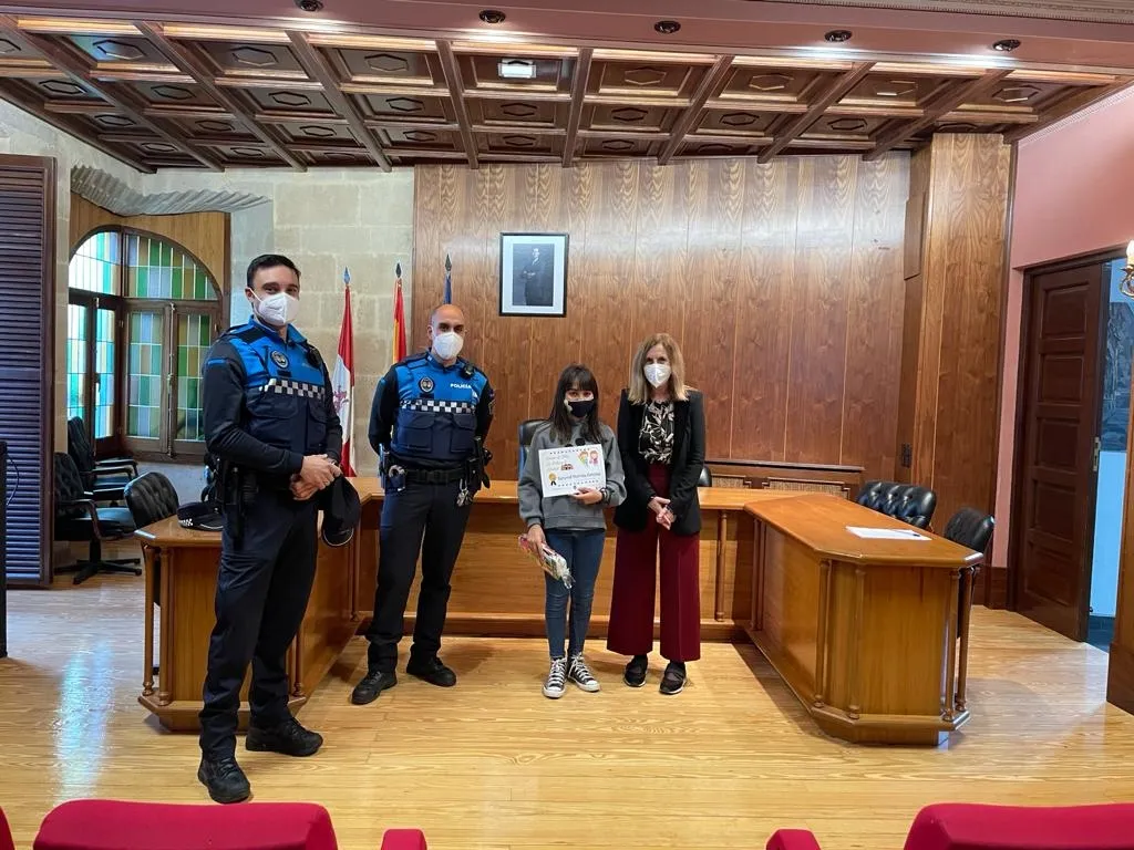 Foto 3 - Premiados nueve ni&ntilde;os y ni&ntilde;as en el Concurso de Dibujo &lsquo;Polic&iacute;a Local y la Navidad&rsquo;