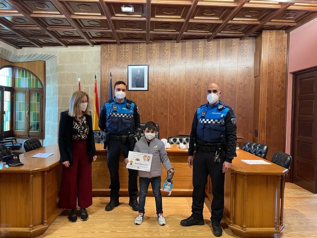 Foto 2 - Premiados nueve ni&ntilde;os y ni&ntilde;as en el Concurso de Dibujo &lsquo;Polic&iacute;a Local y la Navidad&rsquo;