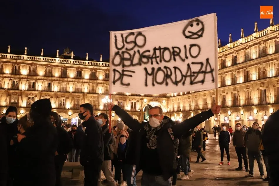Foto 2 - Concentraci&oacute;n en la Plaza Mayor de Salamanca por la libertad de Pablo Hasel&nbsp;