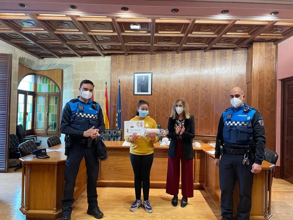 Foto 9 - Premiados nueve ni&ntilde;os y ni&ntilde;as en el Concurso de Dibujo &lsquo;Polic&iacute;a Local y la Navidad&rsquo;