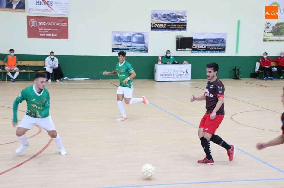Acción del partido de ida entre el Piensos Durán Albense y el Segosala Segobus disputado en Alba de Tormes / Archivo