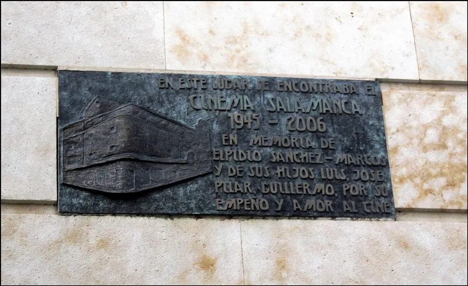 Placa en la plaza de San Boal que recuerda el edificio del Cinema Salamanca