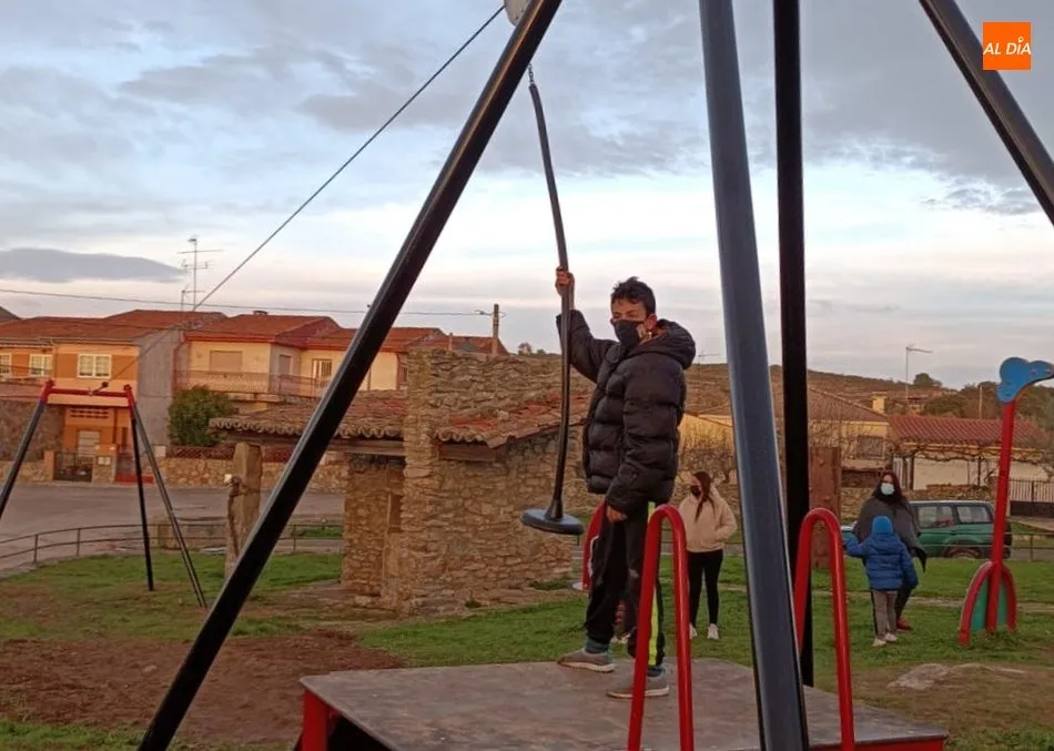 Foto 7 - El Ayuntamiento de Sobradillo incorpora al parque infantil una tirolina y un tobog&aacute;n