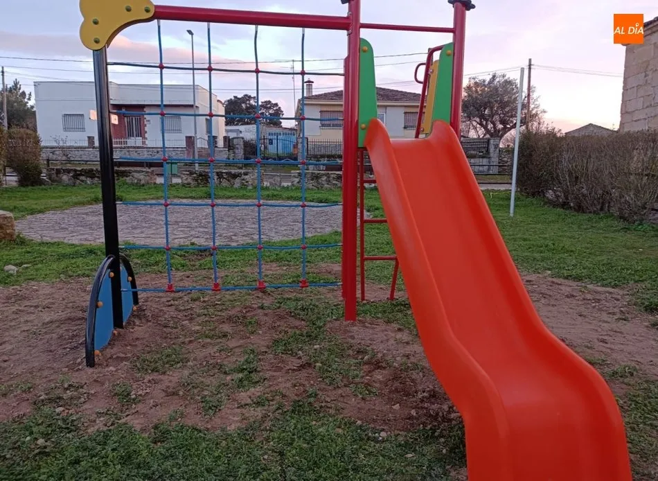 Foto 6 - El Ayuntamiento de Sobradillo incorpora al parque infantil una tirolina y un tobog&aacute;n