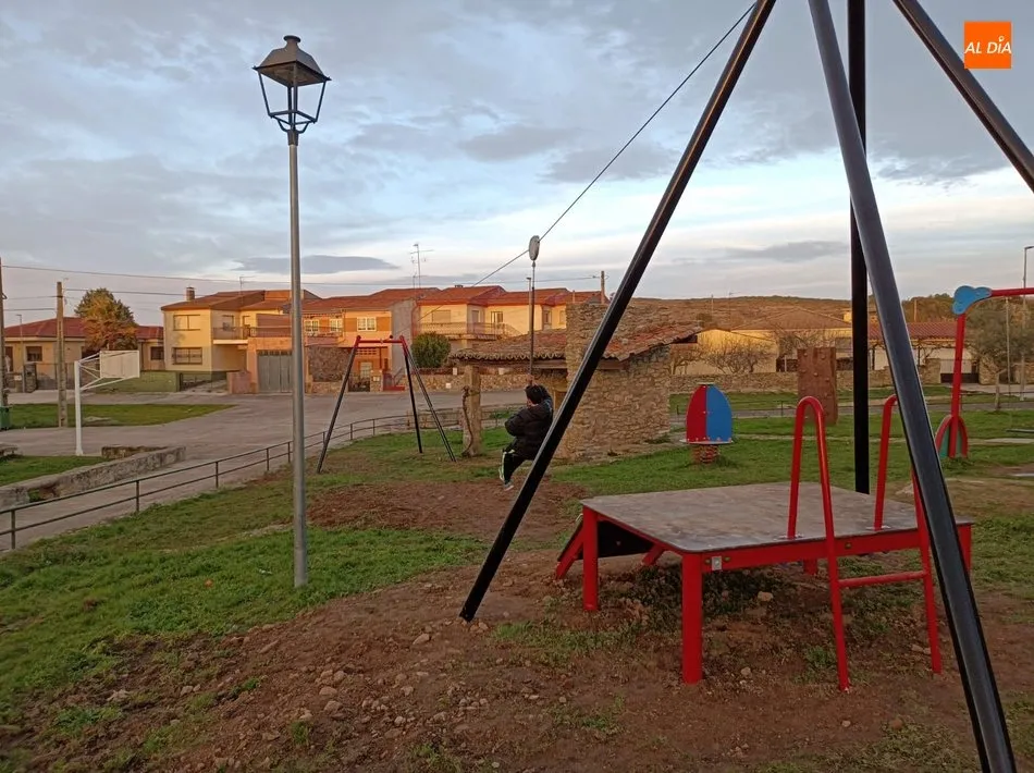 Foto 5 - El Ayuntamiento de Sobradillo incorpora al parque infantil una tirolina y un tobog&aacute;n