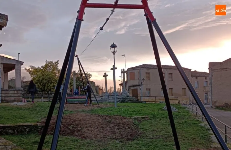 Foto 4 - El Ayuntamiento de Sobradillo incorpora al parque infantil una tirolina y un tobog&aacute;n