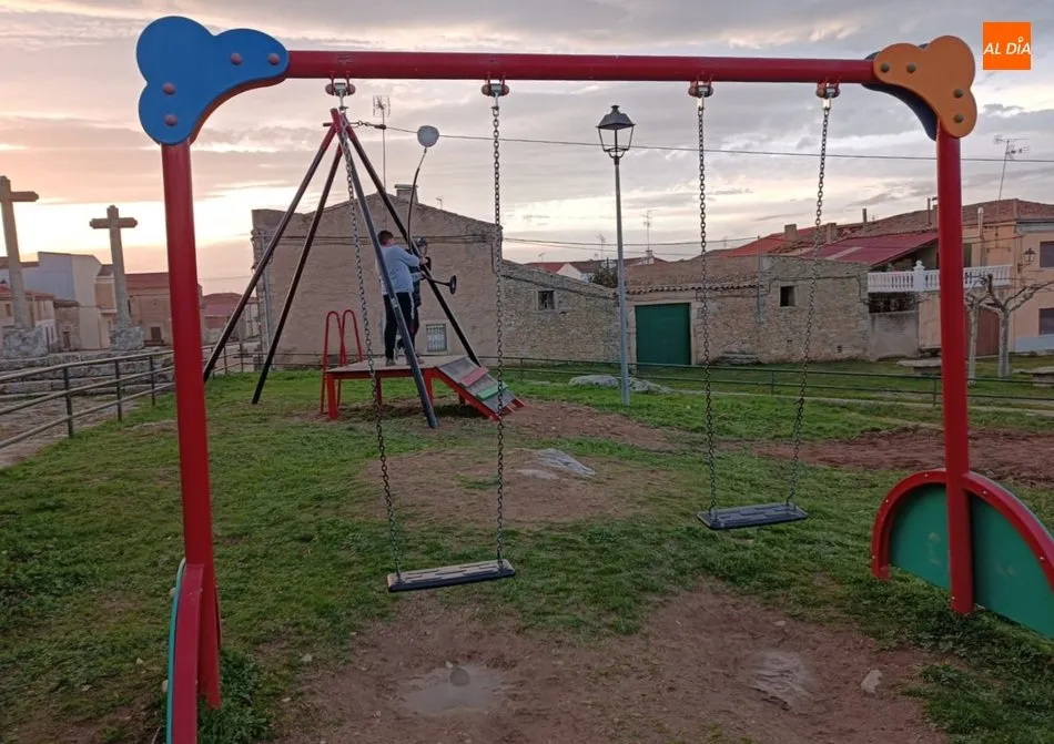 Foto 3 - El Ayuntamiento de Sobradillo incorpora al parque infantil una tirolina y un tobog&aacute;n