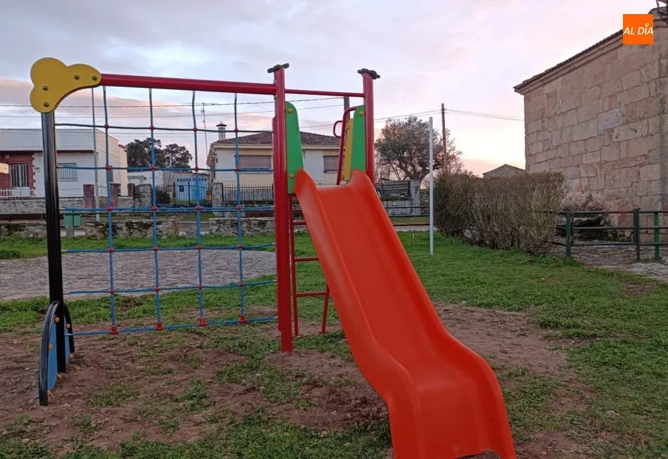 Foto 2 - El Ayuntamiento de Sobradillo incorpora al parque infantil una tirolina y un tobog&aacute;n