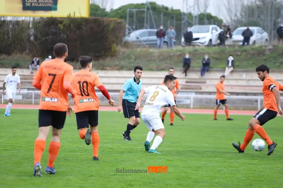Marcos Manzano, del Ribert, rodeador por rivales del Ciudad Rodrigo