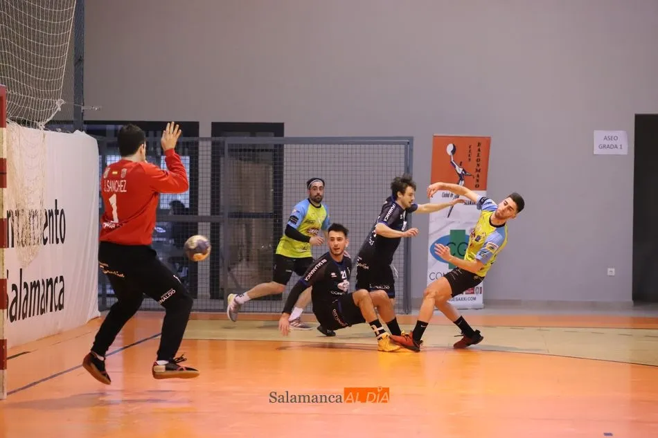 Foto 10 - Goleada de esc&aacute;ndalo del BM Salamanca al Ezequiel 4 Valles La Robla (39-27)