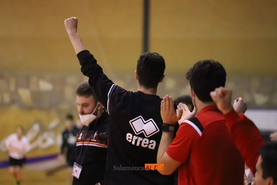 Foto 9 - Goleada de esc&aacute;ndalo del BM Salamanca al Ezequiel 4 Valles La Robla (39-27)