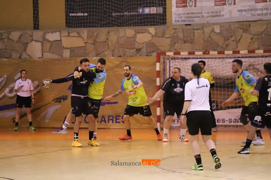 Foto 6 - Goleada de esc&aacute;ndalo del BM Salamanca al Ezequiel 4 Valles La Robla (39-27)
