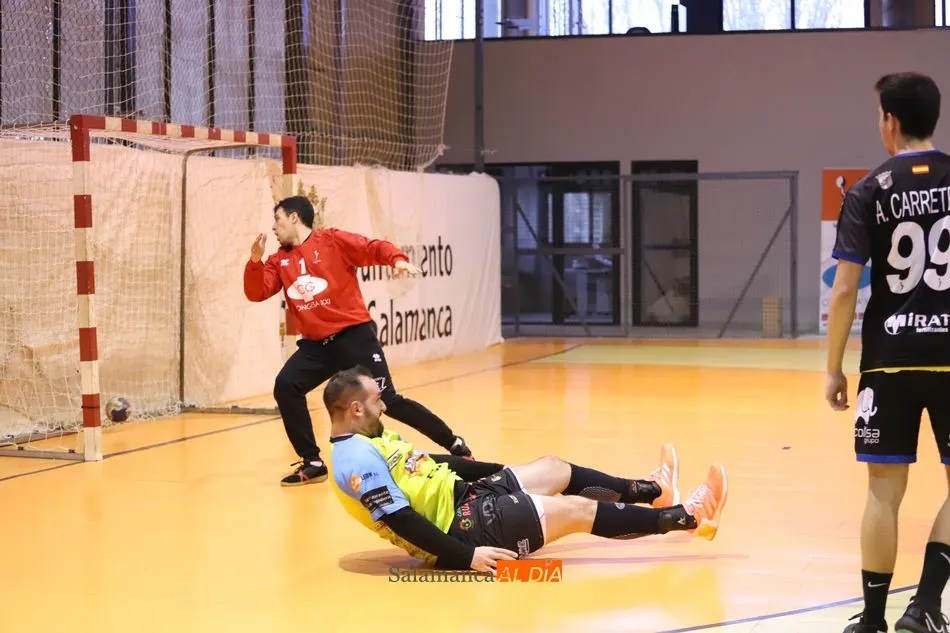 Foto 5 - Goleada de esc&aacute;ndalo del BM Salamanca al Ezequiel 4 Valles La Robla (39-27)