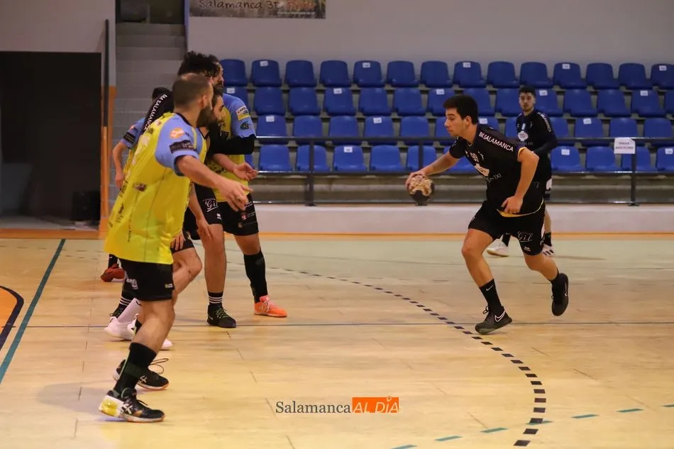 Foto 4 - Goleada de esc&aacute;ndalo del BM Salamanca al Ezequiel 4 Valles La Robla (39-27)