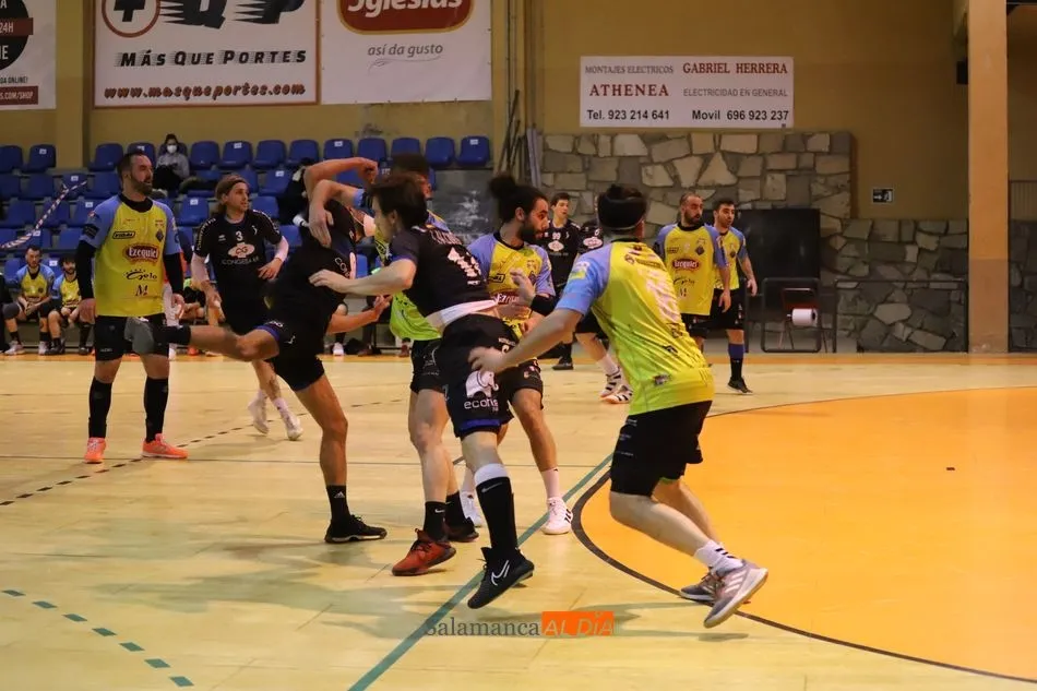 Foto 3 - Goleada de esc&aacute;ndalo del BM Salamanca al Ezequiel 4 Valles La Robla (39-27)