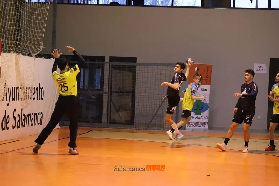 Foto 2 - Goleada de esc&aacute;ndalo del BM Salamanca al Ezequiel 4 Valles La Robla (39-27)