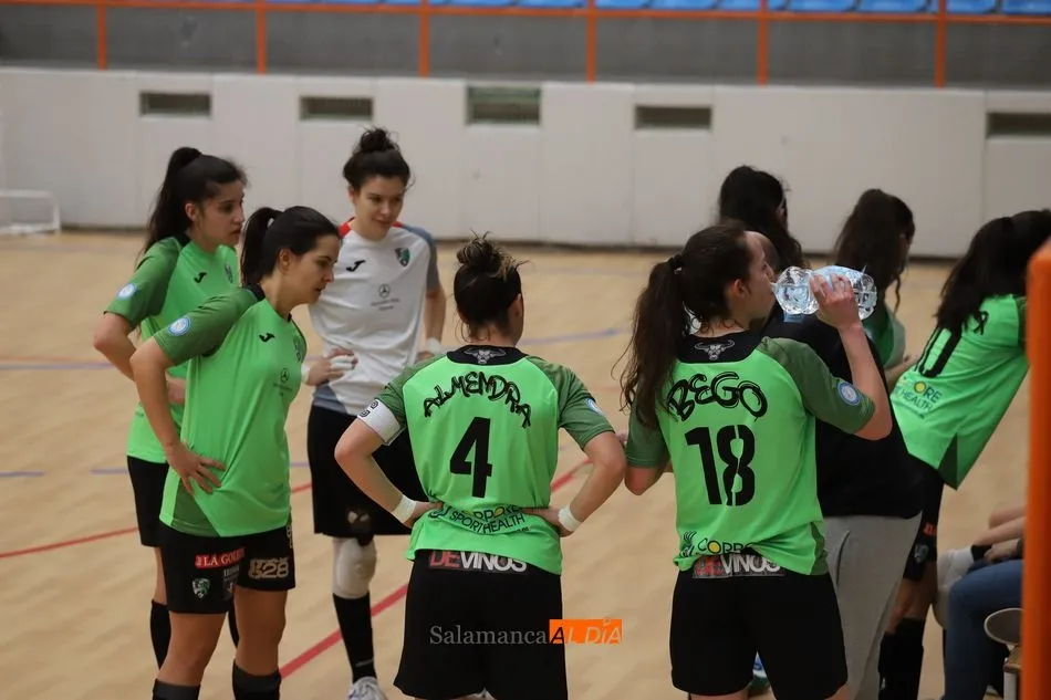 Foto 10 - El Intersala vuelve a puntuar tras empatar en casa con el Ourense y la USAL pierde con el Castro