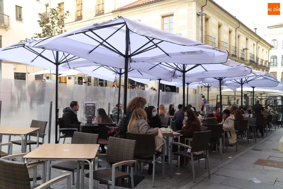 Foto 10 - El viento de Karim no impide que se llenen las calles del centro de Salamanca