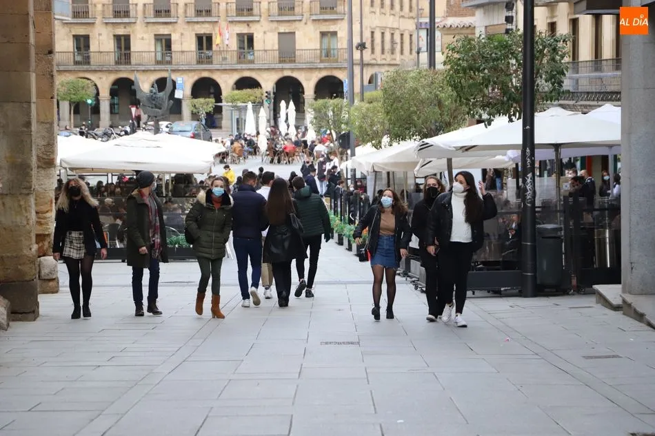 Foto 5 - El viento de Karim no impide que se llenen las calles del centro de Salamanca