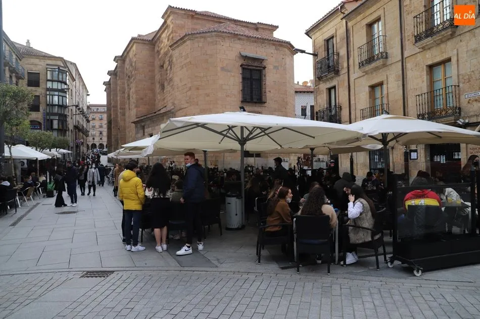 Foto 7 - El viento de Karim no impide que se llenen las calles del centro de Salamanca