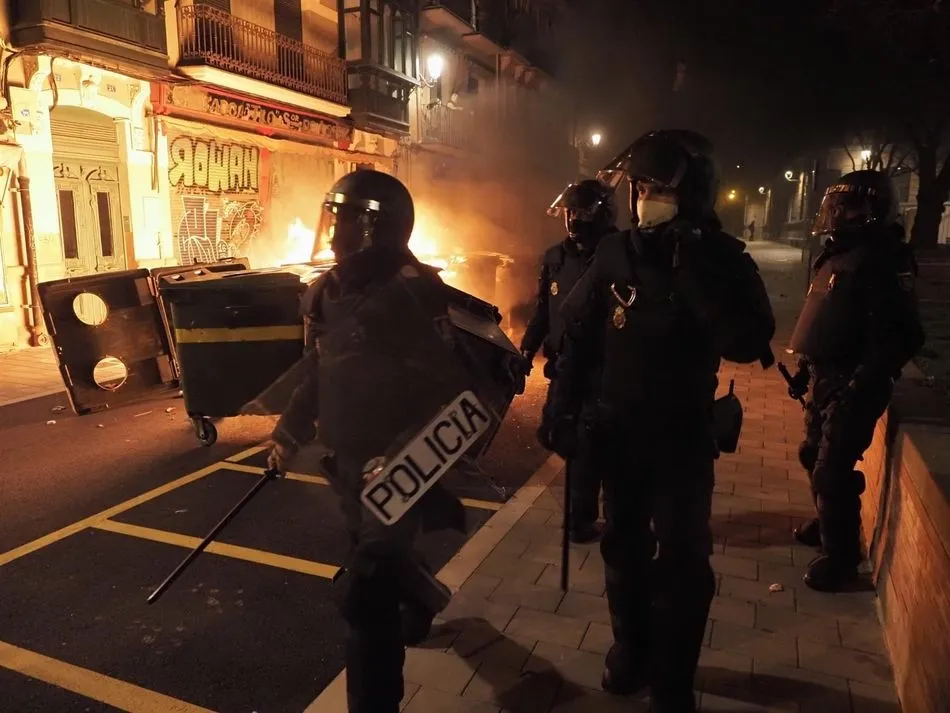 Foto 4 - Nueva noche de disturbios en varias ciudades pidiendo la liberaci&oacute;n de Pablo Hasel