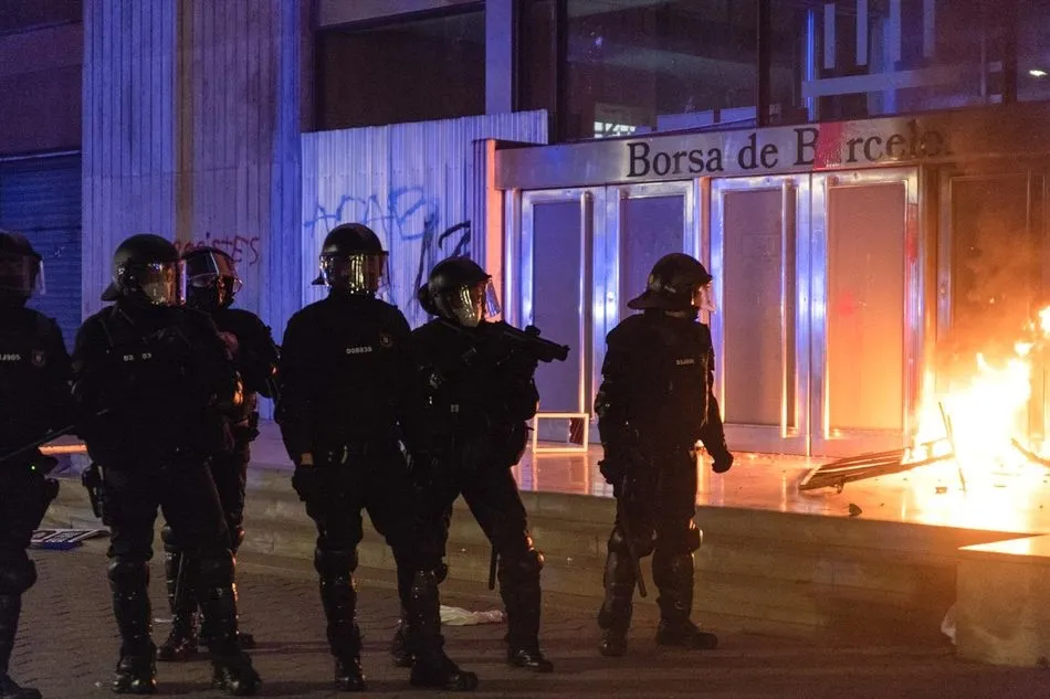 Foto 2 - Nueva noche de disturbios en varias ciudades pidiendo la liberaci&oacute;n de Pablo Hasel