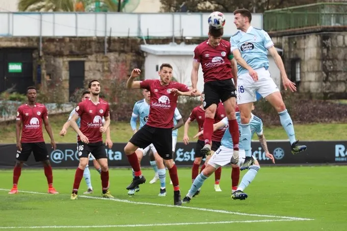 El capitán Antonio Amaro despeja un balón aéreo / Canteira Celeste