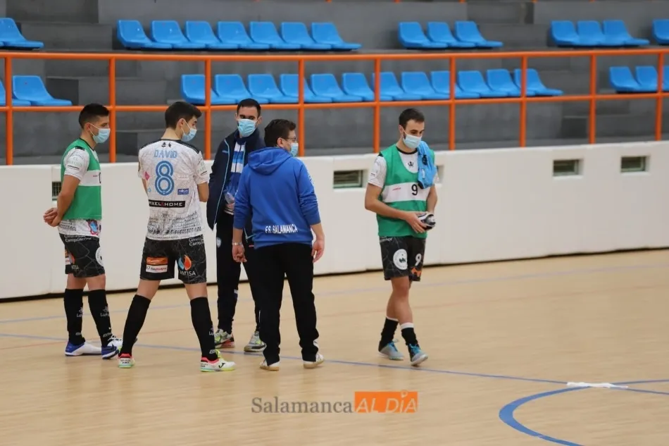 Los jugadores, sobre el mojado parqué / Lydia González